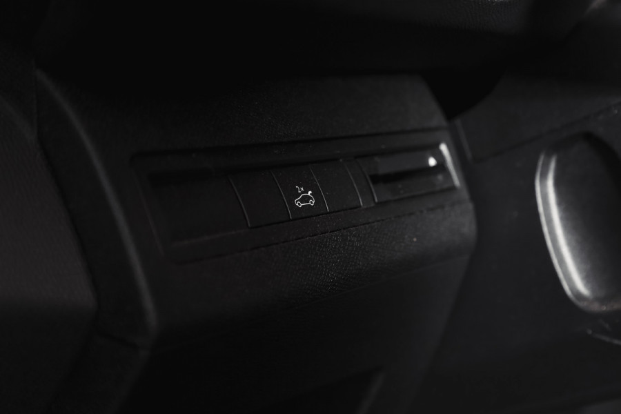 Peugeot 3008 1.2 PureTech 130 PK Blue Lease Premium - Automaat | Dig. Cockpit | Cruise | Stoelverw. | PDC | Camera | NAV + App. Connect | ECC | Elek. Klep | LM 19" |