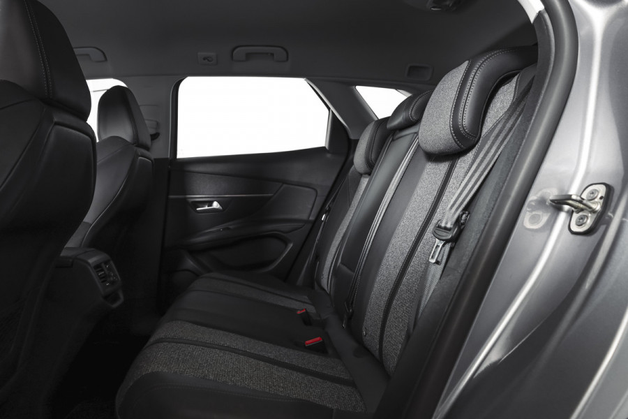 Peugeot 3008 1.2 PureTech 130 PK Blue Lease Premium - Automaat | Dig. Cockpit | Cruise | Stoelverw. | PDC | Camera | NAV + App. Connect | ECC | Elek. Klep | LM 19" |