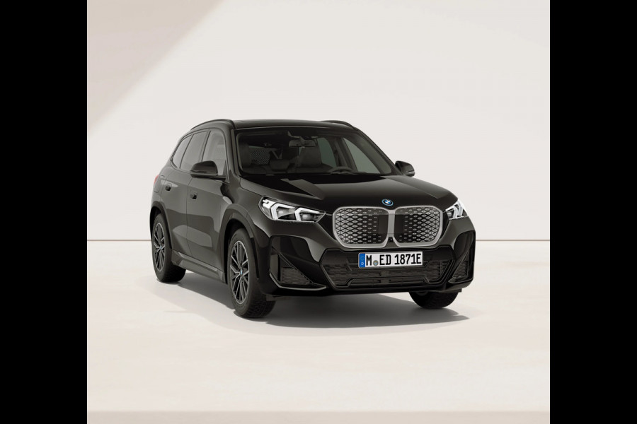 BMW iX1 eDrive20 M-Sport - Pano - Trekhaak - Memoryzetel - Head-Up