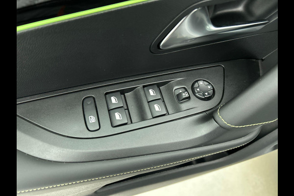Peugeot 2008 1.2 PureTech 130 GT Automaat Clima Control Camera Achter Navigatie d.m.v. Apple Carplay / Android auto Velgen 17 inch