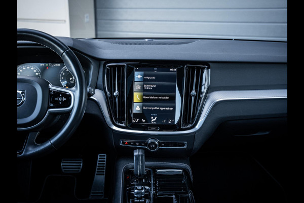 Volvo V60 2.0 T8 Recharge AWD Dark R-Design - Pano l HUD l Memory l Hkardon