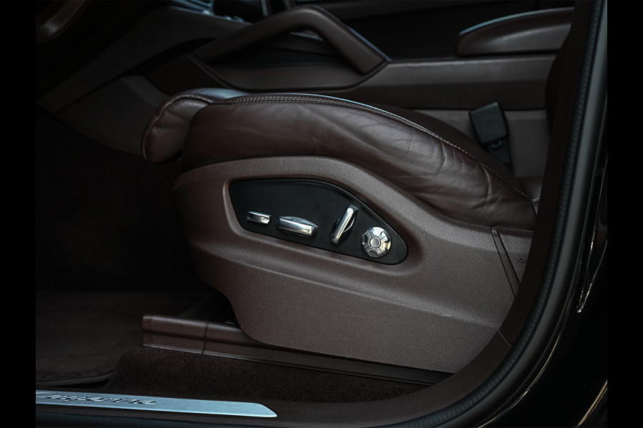Porsche Cayenne 3.0 E-Hybrid NL-Auto | Panoramadak | Bose | 360 Camera | Soft Close | Sport Chrono | 14-Wegs Memory Seats | Ambiance Interieur | Luchtvering | Stoelverwarming |
