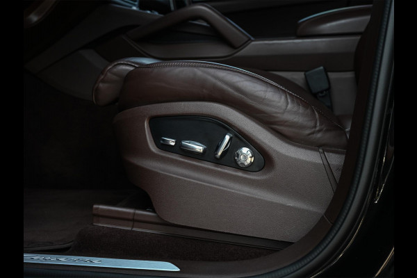 Porsche Cayenne 3.0 E-Hybrid NL-Auto | Panoramadak | Bose | 360 Camera | Soft Close | Sport Chrono | 14-Wegs Memory Seats | Ambiance Interieur | Luchtvering | Stoelverwarming |