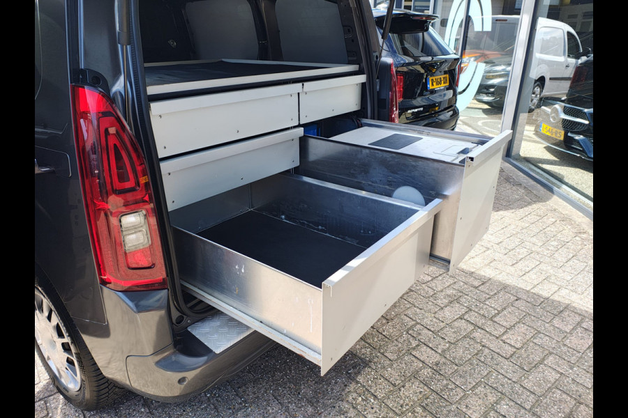 Opel Combo 1.5D 102PK L1H1 Koelkast+Inbouwladen Airco Navi Stoelverwarming Apple Carplay Android Auto Cruise Control DAB Bluetooth Pdc Euro 6 Achterklep Schuifdeur Wandbetimmering Betonplex Vloer 1e Eigenaar Dealeronderhouden Origineel Nederlandse Auto