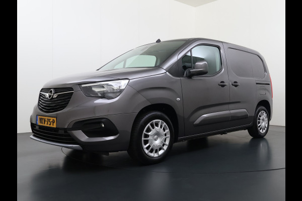 Opel Combo 1.5D 102PK L1H1 Koelkast+Inbouwladen Airco Navi Stoelverwarming Apple Carplay Android Auto Cruise Control DAB Bluetooth Pdc Euro 6 Achterklep Schuifdeur Wandbetimmering Betonplex Vloer 1e Eigenaar Dealeronderhouden Origineel Nederlandse Auto