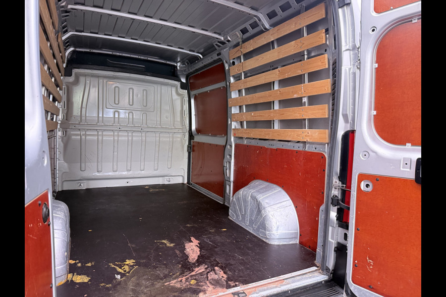 Fiat Ducato Maxi 35H 2.3D 141PK Automaat L2H1 3-Persoons Trekhaak Navi Camera Cruise Control Ecc Bluetooth Euro 6 Betonplexvloer Wandbetimmering Schuifdeur 3.000KG Trekgewicht