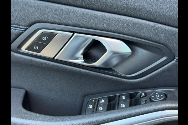 BMW 3-serie 320i High Executive M-Sport Dealer onderhouden