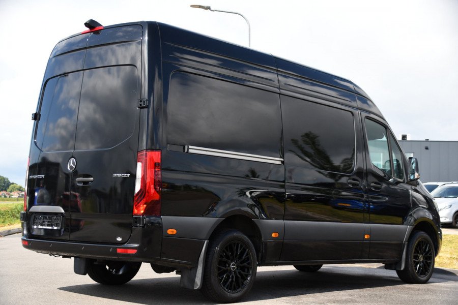 Mercedes-Benz Sprinter 319 1.9 CDI L2H2 Pro Black Edition FACELIFT! Adaptieve Cruise, luchtvering, Camera, LED, 10,5'' Mbux, Standkachel, Stoelverwarming, Sensoren, Uniek!