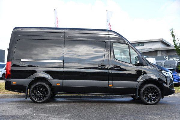 Mercedes-Benz Sprinter 319 1.9 CDI L2H2 Pro Black Edition FACELIFT! Adaptieve Cruise, luchtvering, Camera, LED, 10,5'' Mbux, Standkachel, Stoelverwarming, Sensoren, Uniek!