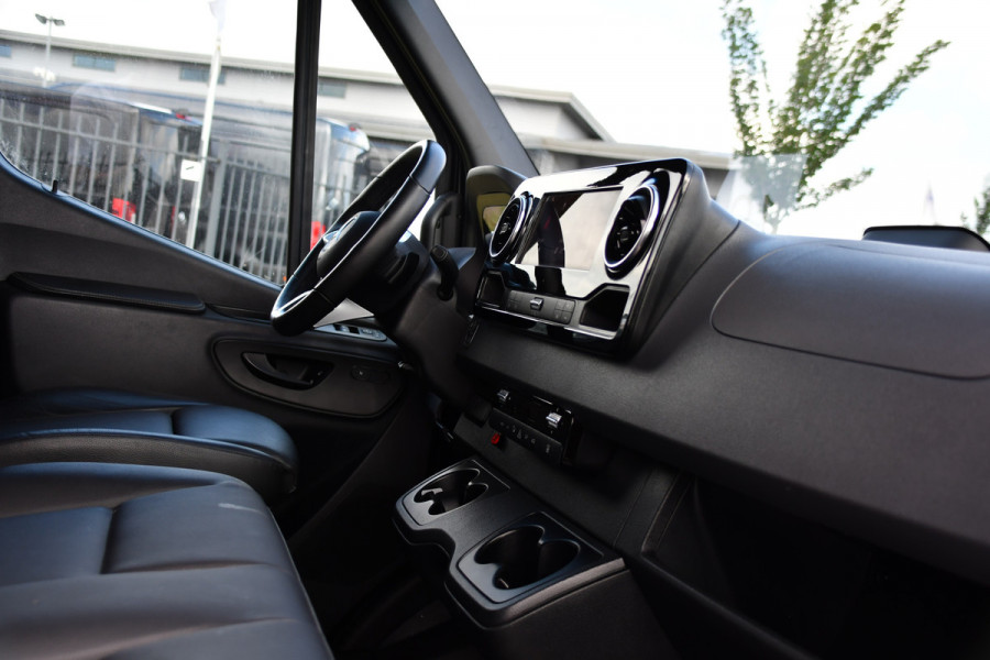 Mercedes-Benz Sprinter 319 1.9 CDI L2H2 Pro Black Edition FACELIFT! Adaptieve Cruise, luchtvering, Camera, LED, 10,5'' Mbux, Standkachel, Stoelverwarming, Sensoren, Uniek!