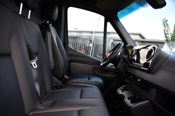 Mercedes-Benz Sprinter 319 1.9 CDI L2H2 Pro Black Edition FACELIFT! Adaptieve Cruise, luchtvering, Camera, LED, 10,5'' Mbux, Standkachel, Stoelverwarming, Sensoren, Uniek!