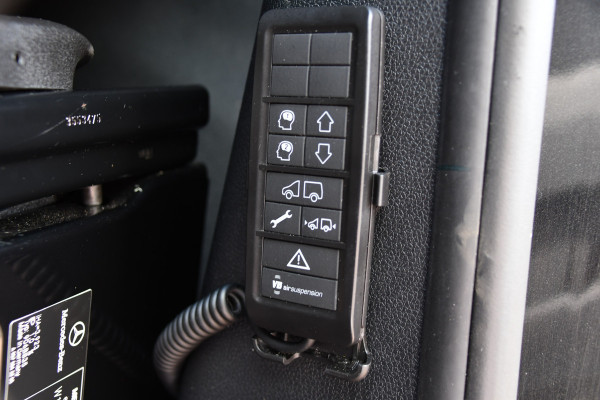 Mercedes-Benz Sprinter 319 1.9 CDI L2H2 Pro Black Edition FACELIFT! Adaptieve Cruise, luchtvering, Camera, LED, 10,5'' Mbux, Standkachel, Stoelverwarming, Sensoren, Uniek!