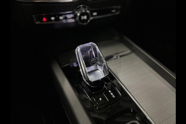 Volvo XC60 2.0 T8 Plug-in hybrid AWD Plus Dark Luchtvering | Trekhaak | Adapt. cruise | Open dak | 360 camera | Harman/Kardon | Stuur-/Stoelverwarming