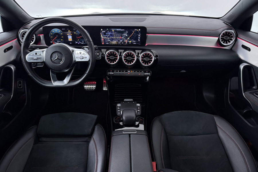 Mercedes-Benz CLA-Klasse 200 Business Solution AMG (PANORAMADAK, STOELVERWARMING, SFEERVERLICHTING, CAMERA, CRUISE CONTROL)