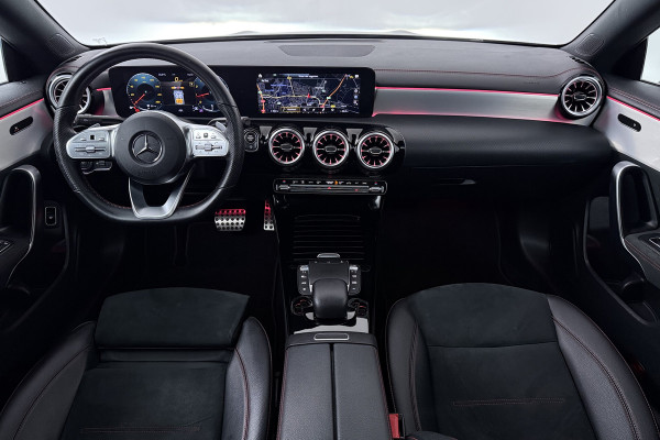 Mercedes-Benz CLA-Klasse 200 Business Solution AMG (PANORAMADAK, STOELVERWARMING, SFEERVERLICHTING, CAMERA, CRUISE CONTROL)