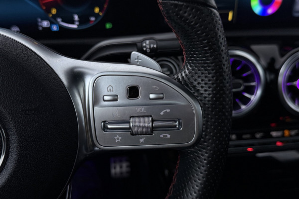 Mercedes-Benz CLA-Klasse 200 Business Solution AMG (PANORAMADAK, STOELVERWARMING, SFEERVERLICHTING, CAMERA, CRUISE CONTROL)