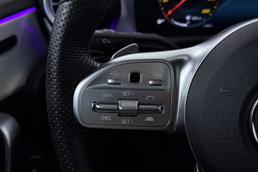 Mercedes-Benz CLA-Klasse 200 Business Solution AMG (PANORAMADAK, STOELVERWARMING, SFEERVERLICHTING, CAMERA, CRUISE CONTROL)