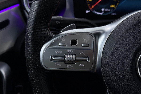 Mercedes-Benz CLA-Klasse 200 Business Solution AMG (PANORAMADAK, STOELVERWARMING, SFEERVERLICHTING, CAMERA, CRUISE CONTROL)