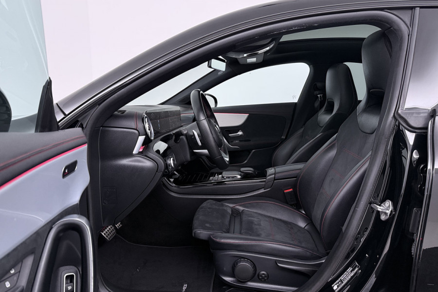 Mercedes-Benz CLA-Klasse 200 Business Solution AMG (PANORAMADAK, STOELVERWARMING, SFEERVERLICHTING, CAMERA, CRUISE CONTROL)