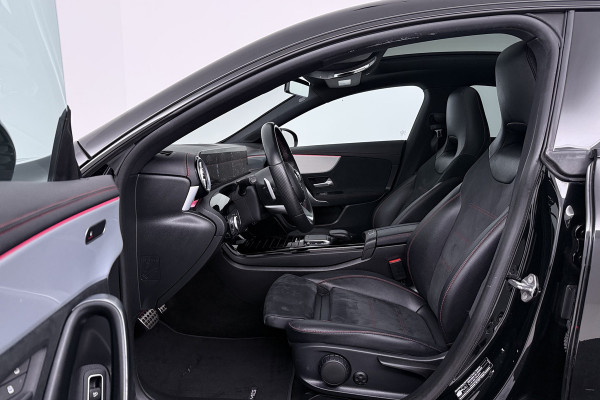 Mercedes-Benz CLA-Klasse 200 Business Solution AMG (PANORAMADAK, STOELVERWARMING, SFEERVERLICHTING, CAMERA, CRUISE CONTROL)