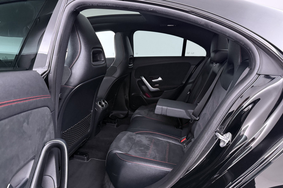 Mercedes-Benz CLA-Klasse 200 Business Solution AMG (PANORAMADAK, STOELVERWARMING, SFEERVERLICHTING, CAMERA, CRUISE CONTROL)