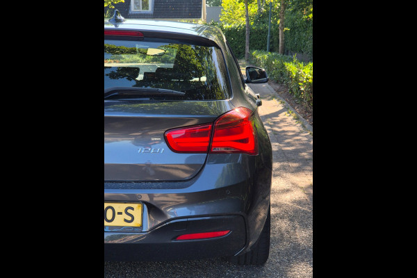 BMW 1-serie 120i High Executive M Sport Apple CarPlay Trekhaak LED NAP Dealer onderhouden RIJKLAAR 184pk