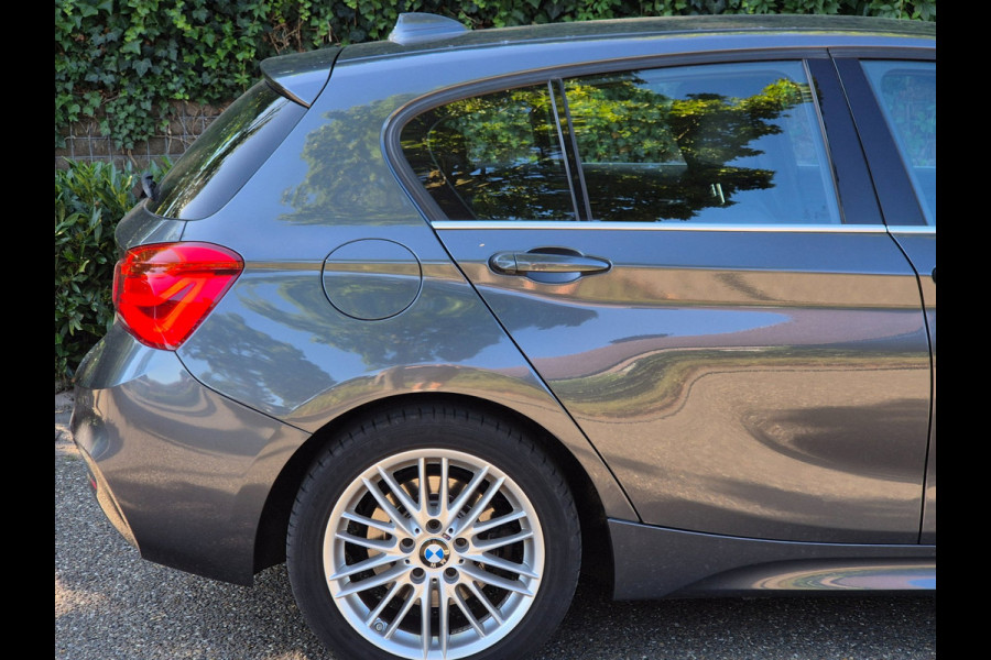 BMW 1-serie 120i High Executive M Sport Apple CarPlay Trekhaak LED NAP Dealer onderhouden RIJKLAAR 184pk