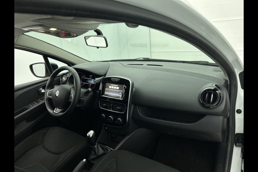 Renault Clio Estate 0.9 TCe Limited 90PK / Airco / Navigatie / Radio multimedia / Parkeer sensoren / Apk 06-2028