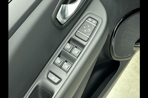 Renault Clio Estate 0.9 TCe Limited 90PK / Airco / Navigatie / Radio multimedia / Parkeer sensoren / Apk 06-2028
