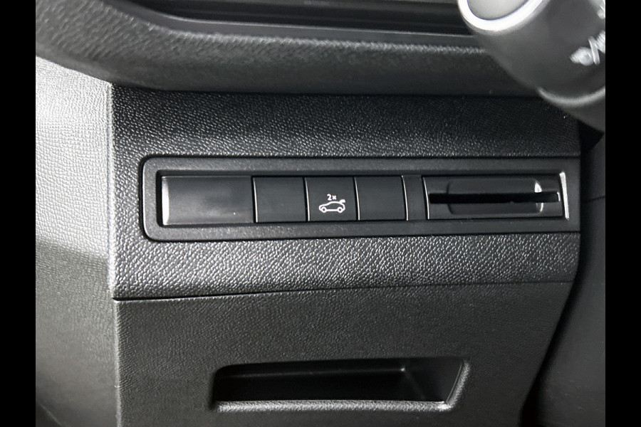 Peugeot 5008 1.5 HDI Automaat 7Pers. GT-Line Euro6 / Panoramadak / Trekhaak / Leder / Airco-ecc./ Xenon / Apk nieuw