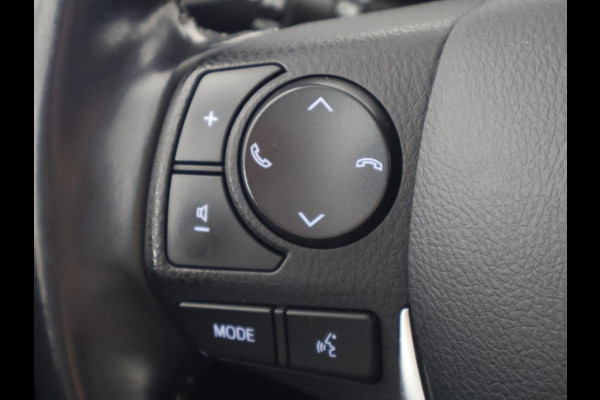Toyota Auris 1.8 Hybrid Executive | Navigatie | Sportstoelen | Camera | Lichtmetalen velgen |