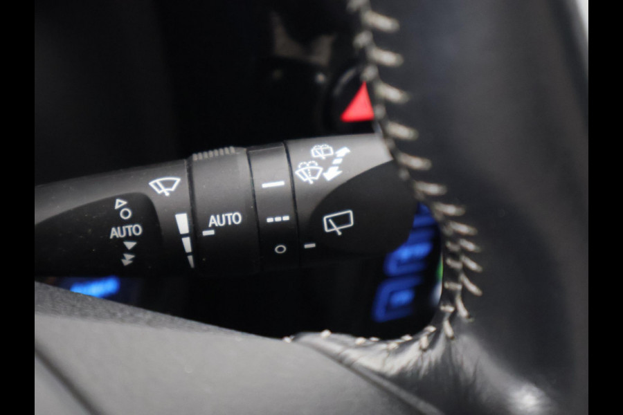 Toyota Auris 1.8 Hybrid Executive | Navigatie | Sportstoelen | Camera | Lichtmetalen velgen |