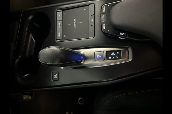 Lexus UX 300e Business 54 kWh | Tot € 4.000 klantvoordeel* | Elektrisch Rijden in Stijl | Nette auto | Apple Carplay / Android Auto