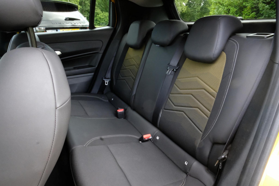 Jeep Avenger 1st Edition 54 kWh 165 PK | 54 KWH | CarPlay | Navigatie | LED verlichting | Lichtmetalen velgen | Two - Tone | Elektrische klep |
