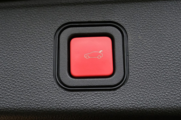 Jeep Avenger 1st Edition 54 kWh 165 PK | 54 KWH | CarPlay | Navigatie | LED verlichting | Lichtmetalen velgen | Two - Tone | Elektrische klep |