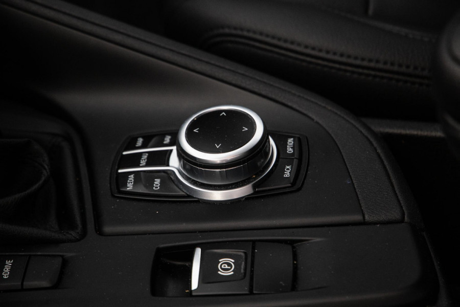 BMW X1 xDrive25e Executive X CAMERA / CARPLAY / HEAD UP DISPLAY / LEDER / LED / CRUISE CONTROLE / STOELVERWARMING