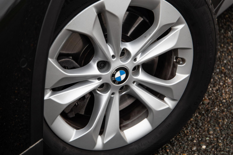 BMW X1 xDrive25e Executive X CAMERA / CARPLAY / HEAD UP DISPLAY / LEDER / LED / CRUISE CONTROLE / STOELVERWARMING