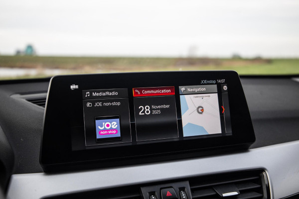 BMW X1 xDrive25e Executive X CAMERA / CARPLAY / HEAD UP DISPLAY / LEDER / LED / CRUISE CONTROLE / STOELVERWARMING