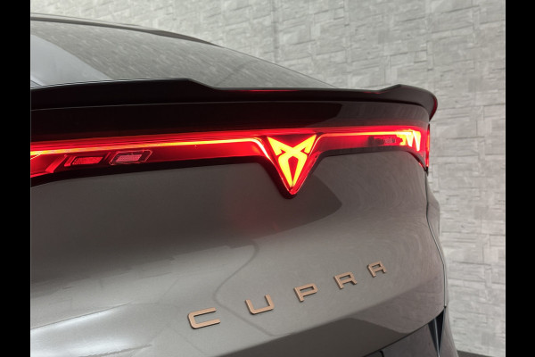 CUPRA Tavascan 77 kWh Aero-pack | Nieuw! | Winter-Pack | Warmtepomp | Verlengde Fabrieksgarantie | 7x Op Voorraad | Adaptive Cruise Control | 3-Zone Clima | Verwarmde Voorruit | Keyless-Entry | Sfeerverlichting | Stoelverwarming | Carplay | Stuurverwarming | Getint Glas | 19 inch | Lane-Assist | Camera | Draadloos Laden |