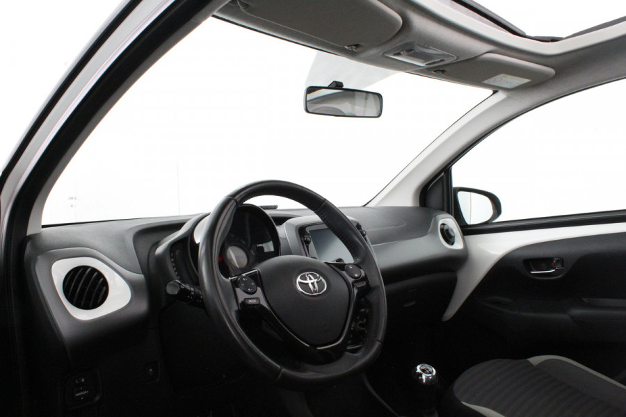 Toyota Aygo 1.0 VVT-i x-joy > Schuifdak/Camera/Navigatie via (Apple CarPlay / Android Auto)
