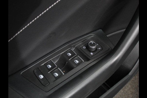 Volkswagen T-Roc 1.5 eTsi R-Line Edition Automaat Camera Navigatie Apple Carplay/Android Auto Climate control Lichtmetalen Velgen Extra Getint Glas Lichtmetalen Velgen Voorstoelen verwarmbaar