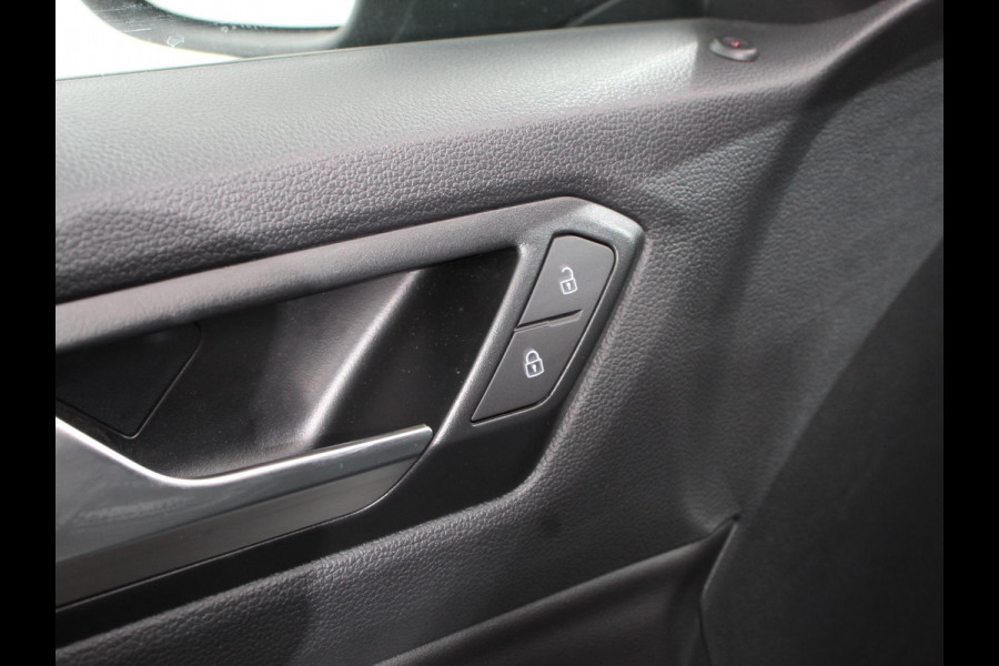 Volkswagen T-Roc 1.5 eTsi R-Line Edition Automaat Camera Navigatie Apple Carplay/Android Auto Climate control Lichtmetalen Velgen Extra Getint Glas Lichtmetalen Velgen Voorstoelen verwarmbaar