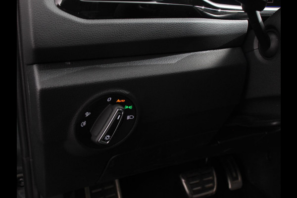 Volkswagen T-Roc 1.5 eTsi R-Line Edition Automaat Camera Navigatie Apple Carplay/Android Auto Climate control Lichtmetalen Velgen Extra Getint Glas Lichtmetalen Velgen Voorstoelen verwarmbaar