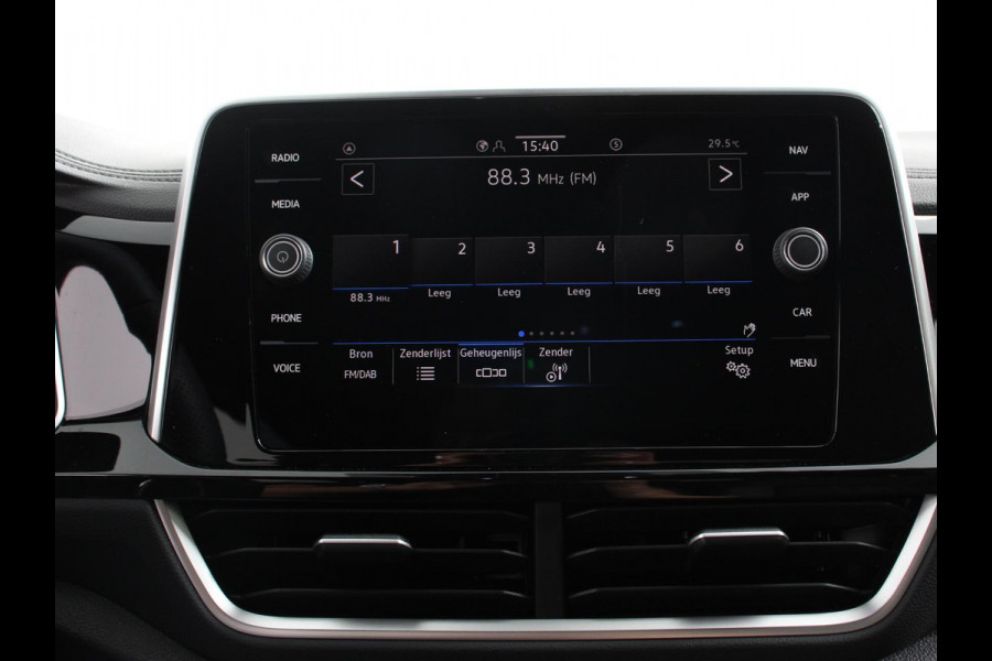 Volkswagen T-Roc 1.5 eTsi R-Line Edition Automaat Camera Navigatie Apple Carplay/Android Auto Climate control Lichtmetalen Velgen Extra Getint Glas Lichtmetalen Velgen Voorstoelen verwarmbaar