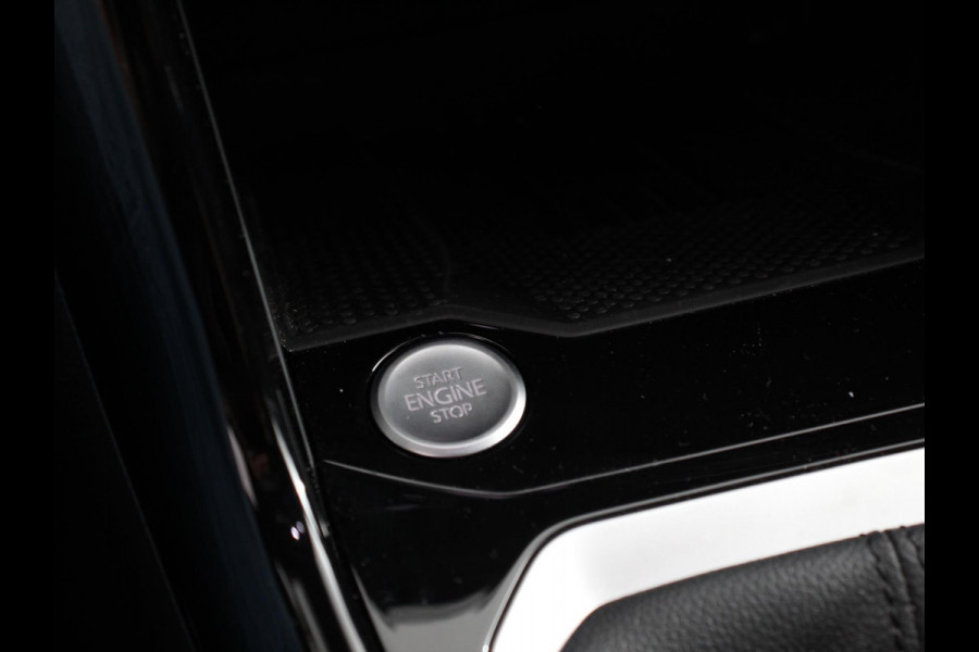 Volkswagen T-Roc 1.5 eTsi R-Line Edition Automaat Camera Navigatie Apple Carplay/Android Auto Climate control Lichtmetalen Velgen Extra Getint Glas Lichtmetalen Velgen Voorstoelen verwarmbaar