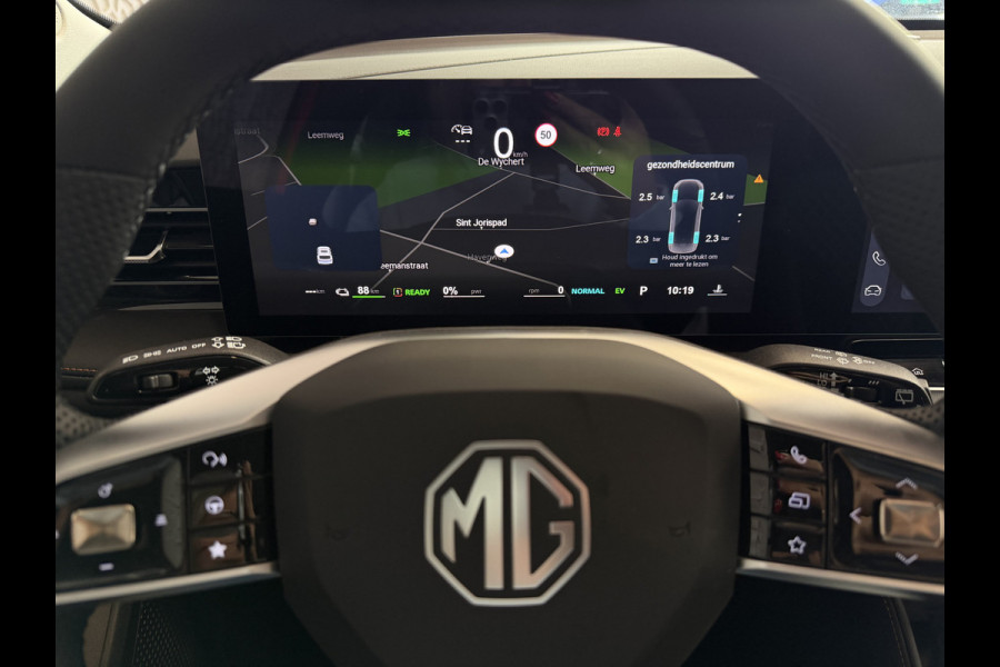 MG MG HS PHEV 1.5 TGDI LUXURY PHEV PLUG-IN HYBRIDE | LEER | 272PK NIEUWE AUTO | >1.000 KM TOTAAL BEREIK | 360° CAMERA | ELEKTRISCHE ACHTERKLEP