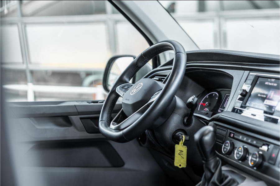 Volkswagen Transporter T6.1 2.0 TDI L2H1 DC Caravelle | Dubbel cabine | Two-tone | CarPlay | Camera | MF Stuur | Cruise control | Climate control | 6-zitter | BPM vrij | Nieuwe APK | Dealer onderhouden