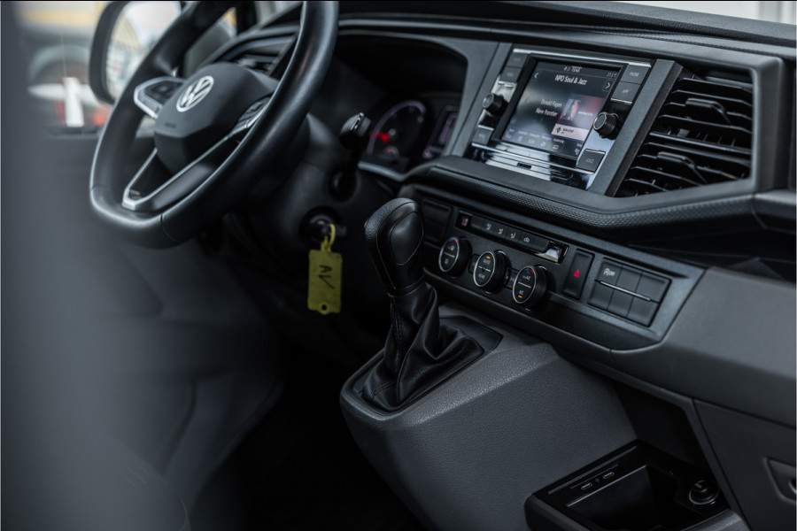 Volkswagen Transporter T6.1 2.0 TDI L2H1 DC Caravelle | Dubbel cabine | Two-tone | CarPlay | Camera | MF Stuur | Cruise control | Climate control | 6-zitter | BPM vrij | Nieuwe APK | Dealer onderhouden