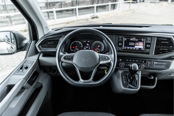 Volkswagen Transporter T6.1 2.0 TDI L2H1 DC Caravelle | Dubbel cabine | Two-tone | CarPlay | Camera | MF Stuur | Cruise control | Climate control | 6-zitter | BPM vrij | Nieuwe APK | Dealer onderhouden