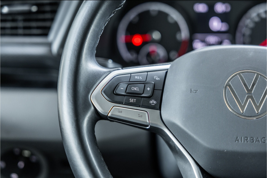 Volkswagen Transporter T6.1 2.0 TDI L2H1 DC Caravelle | Dubbel cabine | Two-tone | CarPlay | Camera | MF Stuur | Cruise control | Climate control | 6-zitter | BPM vrij | Nieuwe APK | Dealer onderhouden